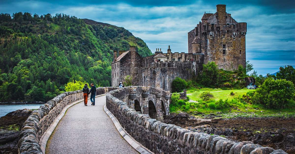 ¿Cuáles son los castillos más impresionantes de Escocia y cómo puedo planificar una ruta para visitarlos?