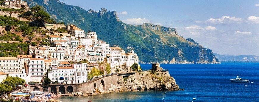 ¿Cuál es la mejor manera de explorar la costa del Amalfi y qué pueblos no debo perderme?