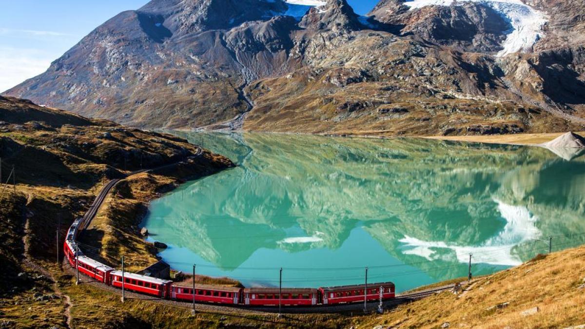 ¿Qué rutas escénicas de tren en Suiza ofrecen las vistas más espectaculares y cómo puedo reservar boletos?